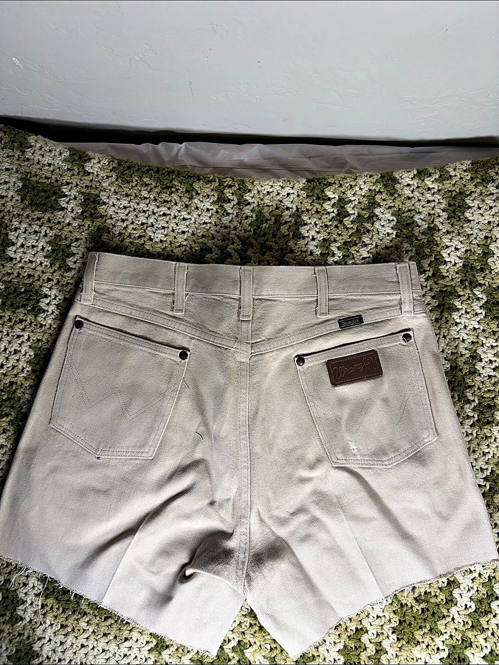 Wrangler Jean Shorts Raw Hem in Cream